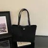 El nuevo bolso tote retro de Shuai Mi, un bolso de hombro elegante y casual para el trabajo y los desplazamientos, con diseño coreano y gran capacidad, perfecto para llevar bajo el brazo.