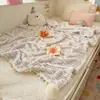 Manta Catiónica Estilo Bola de Pelo Cubierta para Siesta de Oficina Sofá Chal de Felpa Coral Leche Manta Pequeña Manta de Siesta
