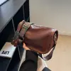 Bolsa transversal de couro macio com alça larga, estilo étnico retrô, transfronteiriça, bolsa tipo travesseiro, bolsa de ombro moderna para o dia a dia, bolsa feminina versátil