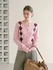 Estilo otoñal super elegante diseño único de diamantes cárdigan de punto rosa con un toque moderno y sofisticado, chaqueta suéter suave de cuello redondo