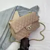 Bolsa de Ombro com Corrente de Nicho da Moda para Mulheres 2026 Novo Estilo Coreano Versátil Acolchoada Transversal Fecho Pequena Quadrada