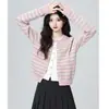 Cardigan de Tricô Listrado Rosa Novo Primavera/Outono 2026 Feminino Falso Duas Peças Solto Gola Redonda Casaco Suéter Top Curto