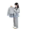 Conjunto Informal de Moda para Niñas para Primavera y Otoño: Conjunto de Dos Piezas con Top de Manga Larga Estampado a Cuadros tipo Patchwork Falso con Falda y Pantalones de Pierna Ancha