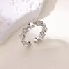 Elementos Populares Transfronterizos Exquisito Anillo de Luna Cruzada Flor Micro-pavimentado con Circonita Anillo de Moda de Alto Grado con Temperamento