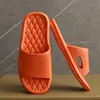 Nuevos modelos 2026 de pantuflas para mujer para recibir invitados en casa, uso doméstico, con tacto suave, EVA, adecuadas para usar al aire libre, chanclas de baño de verano para parejas