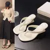 Sandálias de dedo estilo francês com salto plataforma, projetadas para mulheres usarem ao ar livre, nova coleção de verão 2025, modernas, simples e elegantes, com salto alto e design de dedo