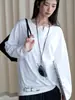 A nova coleção de outono da Loufu apresenta uma camiseta branca estilo japonês, simples e relaxada, com gola henley e bordas dobradas, um top modelador para mulheres