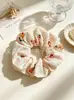 Scrunchies de Tela Estilo Vintage al por Mayor, Cintas para el Cabello Coreanas con Bordado Floral a Cuadros, Suministro para Tiendas de Accesorios, Directo de Fábrica