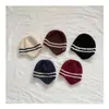 Touca de inverno listrada com proteção para as orelhas para crianças, estilo moderno, para bebês, estilo universitário, gorro de tricô quente, touca para o frio, gorro de lã