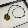 Collar con colgante de peine de leopardo y cuerda de cuero larga para mujer, cadena de suéter de alta gama de nicho de otoño, accesorios de diseño retro