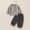 Conjunto de Outono para Meninos 2026 Novo Cardigan de Malha Bordado Calça Casual com Barra Dobrada Xadrez Conjunto de Duas Peças Estilo Floresta para Bebê