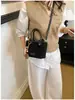 Bolso Cubo Retro de Color Sólido de Alta Gama para Mujer Otoño 2026 Nuevo Bolso Cruzado de Hombro Versátil Casual con Colgante