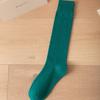 Calcetines de mujer jk en blanco y negro, calcetines ajustados de micropresión de color liso, calcetines sencillos de algodón hasta media pantorrilla, calcetines altos de estilo coreano.