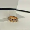 Anel V Gold Pequeno Xiang Coco Cravejado com Diamantes Acolchoado Empilhável Estreito Largo Losango Anéis Combinando de Casal Anel de Dedo Feminino Ouro 18K
