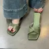 Chinelos de Salto Alto Estilo Coreano de Nicho para Mulheres, Novos Sandálias Versáteis Tendência Verão 2026 com Salto Plataforma e Bico Quadrado Abertas