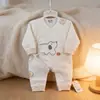 Macacão de Algodão Borboleta para Recém-nascido Outono/Inverno 2026 Macacão Cartoon Sem Costura para Bebê Venda por Atacado com Tiras nos Pés e Entrepernas de Uso Duplo