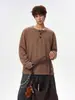Camisa base casual moderna versátil com colarinho de botões, camiseta simples de manga comprida estilo americano para homens, henley de outono estilo descontraído