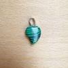 Venta caliente transfronteriza, colgante de aleación de cristal de jade Dongling con forma de corazón de melocotón oblicuo de piedra natural, accesorios de joyería DIY al por mayor