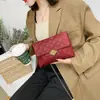 Bolso Cuadrado Pequeño de Moda con Bordado de Patrón de Diamantes Nuevo Producto 2026 Tendencia Japonesa y Coreana Bolso Cruzado para Mujer con Cadena y Etiqueta para Reventa