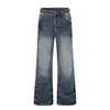 Jeans de hombre estilo rock con remaches, diseño de moda high-street, lavado degradado, pliegues desgastados y un corte ligeramente acampanado de pierna ancha