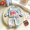 Novo conjunto de duas peças para meninos 2026, com estampas de carrinhos de desenho animado em uma blusa de moletom e calça comprida, disponível em várias cores e oferecido para dropshipping