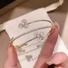 Pulseira Aberta de Três Camadas Flor de Zircônia e Pérola Estilo Europeu e Americano de Luxo Leve, Pulseira de Luxo Leve de Nicho de Alta Qualidade, Acessório de Mão Versátil para Mulheres