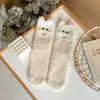 Calcetines de Coral Fleece Bordados de Dibujos Animados Invierno Nuevos para Mujer Terciopelo Gato Espesados para el Suelo de Casa Calcetines para Dormir