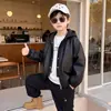 Chaqueta de Cuero Falsa de Dos Piezas para Niños Primavera y Otoño 2026 Nuevo Estilo Guapo Elegante Pequeño Niño Ropa de Otoño Moda Fresca Ropa para Niños