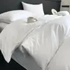 Juego de ropa de cama de cuatro piezas hecho a medida para hoteles y casas de huéspedes, que incluye una sábana de jacquard satinado, una funda de edredón y una sábana bajera.; disponible en juegos individuales, dobles y de tres piezas