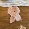 Bufanda pequeña de punto liso con patrón de trenzas, nuevo estilo invierno 2026, cálida y protectora para el cuello, fácil de llevar, hilo tejido cruzado, calentador de cuello para niños