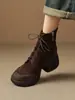 Botas de Cano Curto com Salto Grosso Femininas Chuyuji 2026 Nova Coleção Outono Inverno Salto Plataforma Salto Alto Cadarço Estilo Britânico Botas Martin