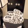 Zapatillas de Piel de Moda y Versátiles 2026 Otoño/Invierno Nuevas Zapatillas de Algodón con Correa Única Estampado de Leopardo Zapatillas de Felpa Gruesas y Suaves de Punta Abierta para Mujer