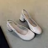 Sandálias de couro macio estilo coreano com bico redondo, verniz, salto grosso, bico fechado, modelo novo tendência 2026, sandálias com tira no calcanhar, sapatos de corte baixo de peça única