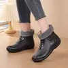 Botas de lluvia cortas, antideslizantes y engrosadas para mujer, adecuadas para usar al aire libre, vadear en el agua, trabajos de cocina y como zapatos sin cordones.; zapatos impermeables de talla adulta, estilo coreano