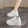 Zapatos blancos de cuero para mujer, nuevo estilo otoño 2026, zapatillas casuales con plataforma, que aumentan la altura, versátiles para estudiantes, zapatillas deportivas de suela gruesa