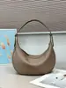 Bolsa feminina em formato de meia-lua para axila feita de couro bovino de flor integral, novo estilo 2026, couro genuíno, design simples e minimalista, adequada para o dia a dia, pode ser usada como bolsa de ombro ou bolsa transversal
