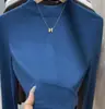 Camisa base feminina de gola alta parcial, novo estilo de início de outono 2026, canelada, corte justo, que valoriza os ombros, top interno popular e estiloso