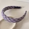 Diadema de Cuadros Morados de Caña Alta con Ala Ancha para Mujer, Versátil para Salidas de Principios de Primavera, Elegante Accesorio para el Cabello