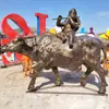 Plástico reforzado con fibra de vidrio personalizado de fábrica Cobre fundido Boceto popular Figura de cobre de imitación Diversión infantil Pastor montando ganado Escultura de paisaje de parque forestal