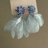 Aretes de flor con borlas de tela de gasa de aguja de plata estilo vacacional, aretes de diseño nicho, accesorios para orejas de moda y versátiles al por mayor