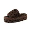 Zapatillas de algodón mullidas con estampado de leopardo 2026, suela gruesa, para otoño e invierno, calzado peludo de moda, nuevo estilo, para mujer, para exteriores