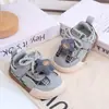 Tênis Esportivo Infantil Primavera e Outono Solado Macio Sapatos para Bebês Meninas Antiderrapantes Estilo Coreano Meninos Respiráveis Sapatos para Jardim de Infância