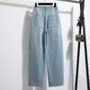 Toma real de jeans ajustadores de color claro con curvas para mujer, talla grande, diseño nuevo, pantalones tipo guadaña de corte holgado, pantalones de pierna ancha hasta el suelo