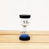 Temporizador de reloj de arena de 1 minuto, adornos pequeños, regalos multicolores, cubierta negra, reloj de arena pequeño, venta directa de fábrica al por mayor y al por menor