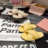 Sandálias Femininas Slip-On Abertas na Ponta com Tiras Cruzadas Trançadas 2026 Verão Planas Versáteis Confortáveis para Praia e Férias