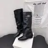 Botas de Caballero con Hebilla para Mujer 2026 Otoño Invierno Nuevas Aumentadoras de Altura Interior Pantalón Arrugado Botas Sensación de Alta Gama Botas Largas Punta Cuadrada Caña Alta