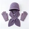 Conjunto de três peças para mãe para outono e inverno: novo chapéu de tricô floral com pelo de coelho, cachecol e luvas para aquecimento e proteção das orelhas