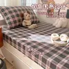 Sábana de cama de gasa de doble capa para dormitorio estudiantil, protector de colchón de cuadros vintage, funda de cama individual, nuevo juego de tres piezas 2026