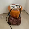 Nova bolsa de axila minimalista com acabamento fosco 2026, uma bolsa de ombro moderna e versátil com estampa de leopardo, estilo coreano e um design único, perfeita para o trabalho e o trajeto