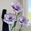 Grandes decorações de arte em papel com peônias, usadas para vitrines, eventos em shoppings e sessões de fotos ao ar livre como adereços de fundo da moda.